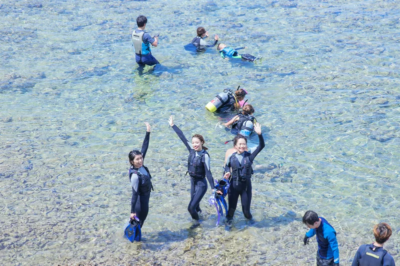 參加者在清澈淺海中體驗浮潛